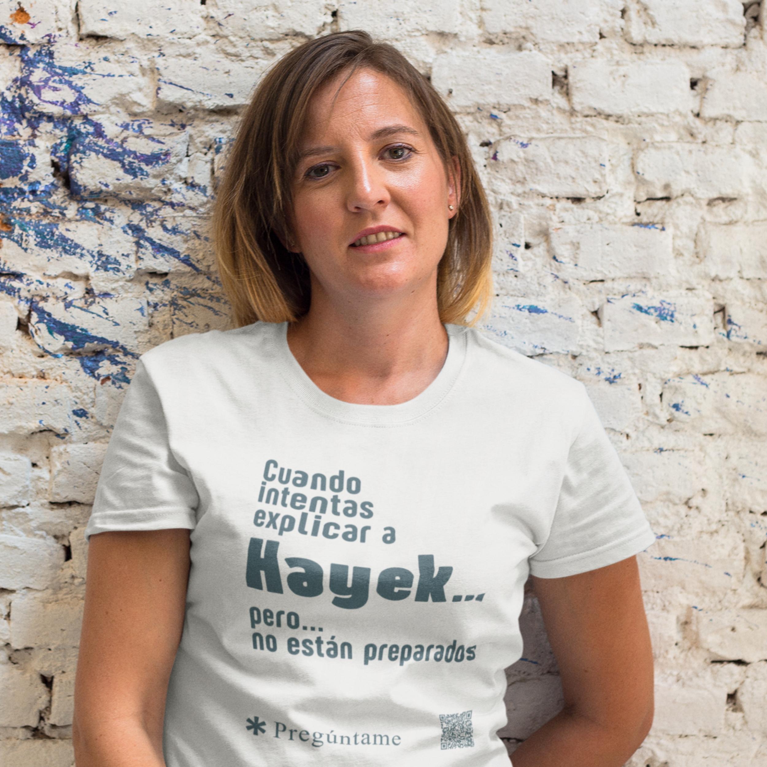 Cuando intentas explicar a Hayek… +QR Camiseta de manga corta unisex