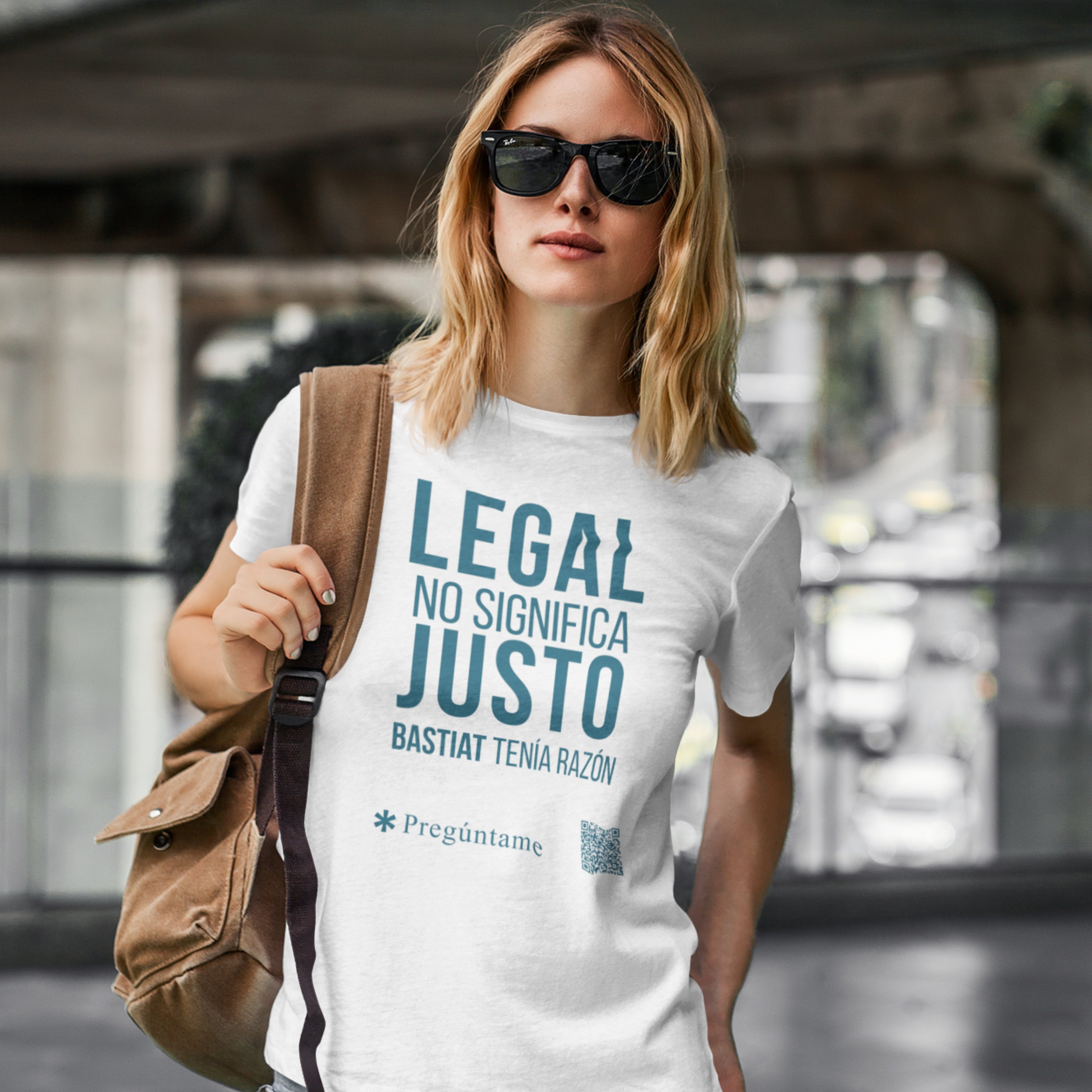 LEGAL NO SIGNIFICA JUSTO + QR Camiseta de manga corta unisex