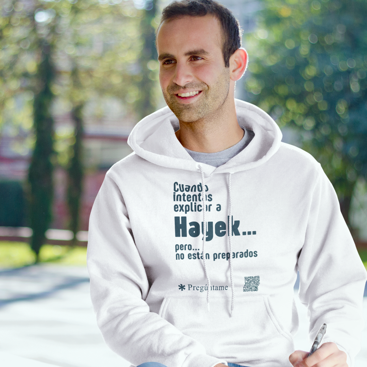Cuando intentas explicar a Hayek… +QR Sudadera con capucha unisex